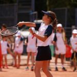 Kids Day młoda dziewczyna grająca w tenisa